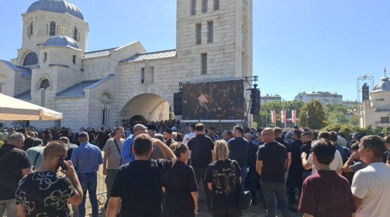 Vuçiç shmang varrimin e Ratko Mlladiçit/ Dërgon të birin dhe ministrat, mijëra serbë nderojnë “Kasapin e Bosnjës”