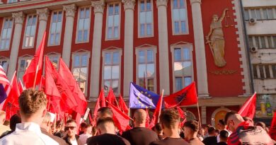 “Nuk ka kompromis!” Studentët ngulmojnë që provimi i jurisprudencës të jepet vetëm në shqip
