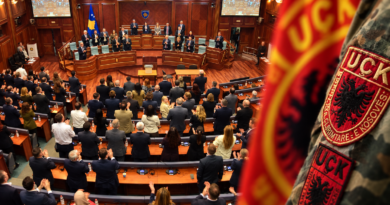 Specialja “ndez” mediat serbe – votimi në Kuvend merr jehonë në Beograd