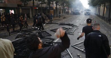 ​Tirana në kaos, protestuesit sulmojnë ministritë, Kryeministrinë, bizneset, përplasje me policinë