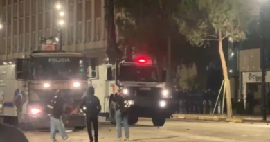 Policia thirrje protestuesve para Kryeministrisë: Nëse nuk lëvizni, do të veprojmë
