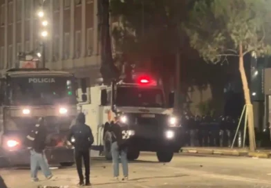 Policia thirrje protestuesve para Kryeministrisë: Nëse nuk lëvizni, do të veprojmë