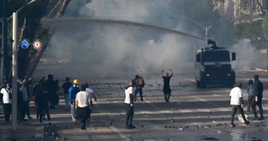 Dita e 12 e protestave në Shqipëri – Përplasjet mes protestuesve dhe policisë