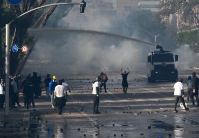 Dita e 12 e protestave në Shqipëri – Përplasjet mes protestuesve dhe policisë