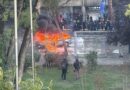 Skenë lufte para Kryeministrisë, shpërthim brenda makinës që digjet dhe “mitraloz” fishekzjarrësh drejt policisë