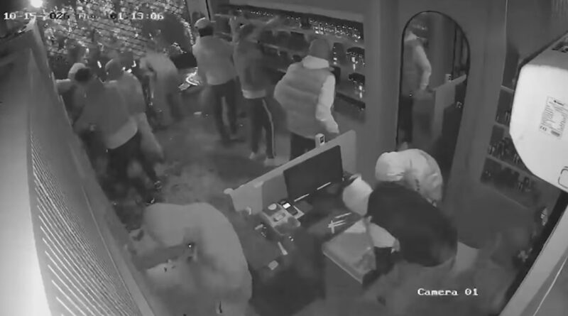 Kryeministria ndan pamjet, momenti kur protestuesit thyejnë hyrjen e biznesit dhe nisin plaçkitjen